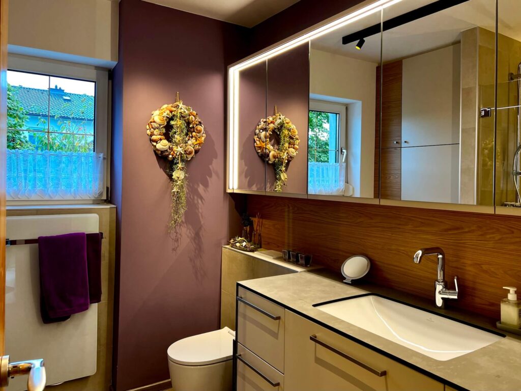 Neues Bad mit großen Spiegeln