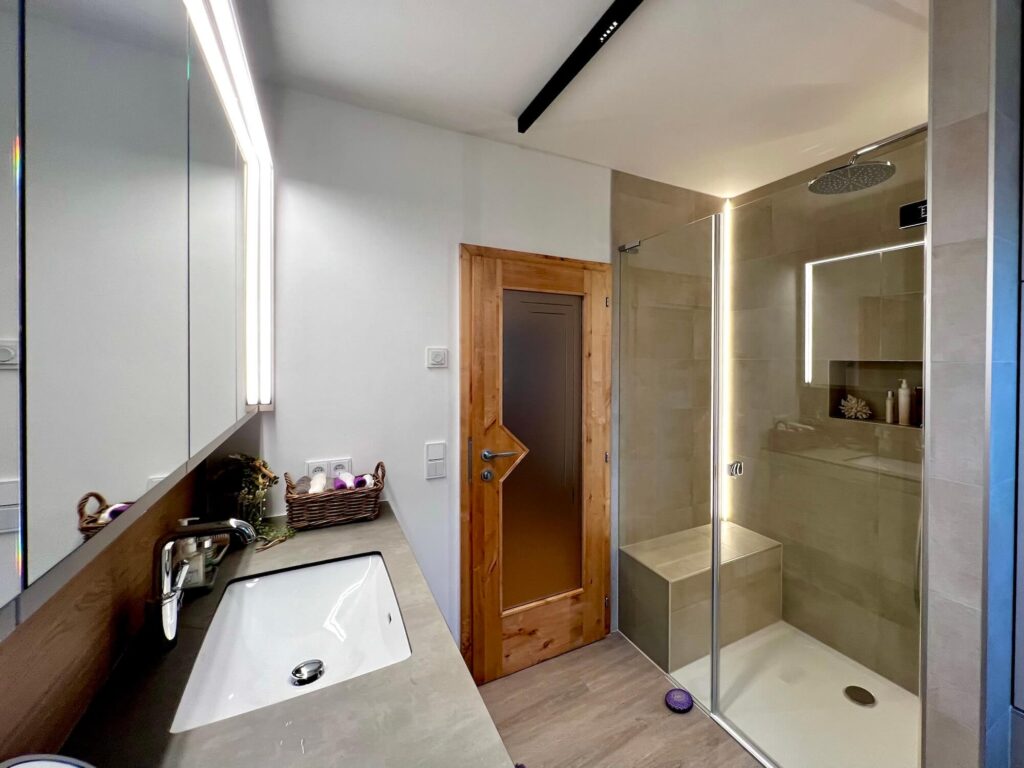 Neues Bad mit großen Spiegeln und Glaswand in die Dusche