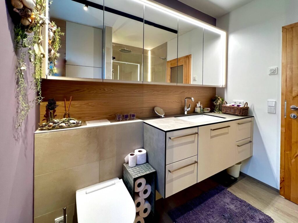 Neues Bad mit großen Spiegeln