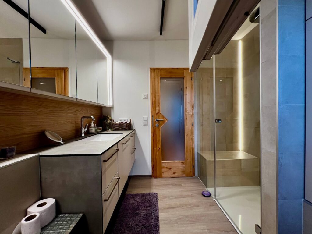 Badezimmer mit Glaswand in die Dusche