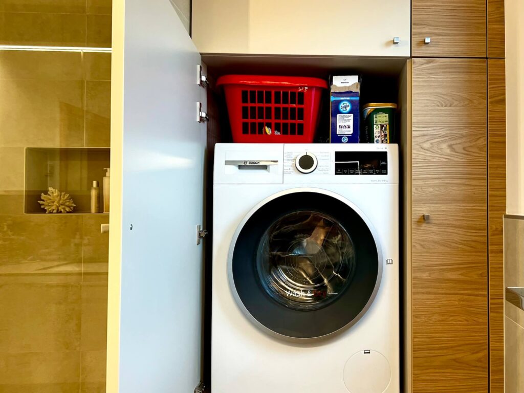 versteckte Waschmaschine in Badezimmerschrank