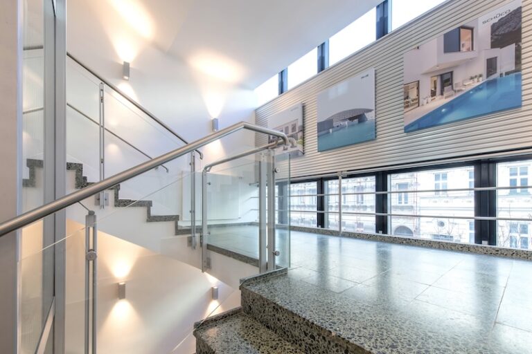Modernisierter Treppenaufgang der Fa. AluKönigStahl, Wien