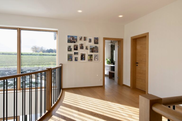 Galerie mit Blick in Schlafzimmer im Obergeschoss
