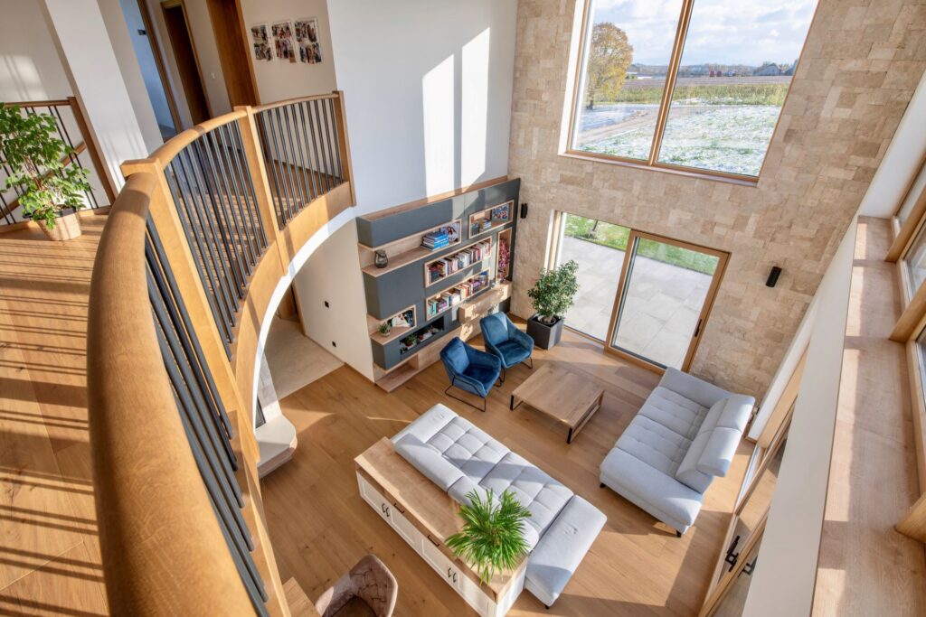 Neubau im amerikanischen Landhausstil mit Blick von der Galerie