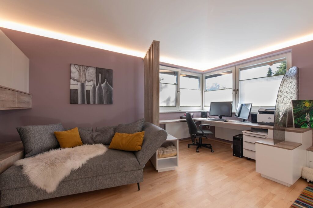 Arbeitszimmer mit Couch