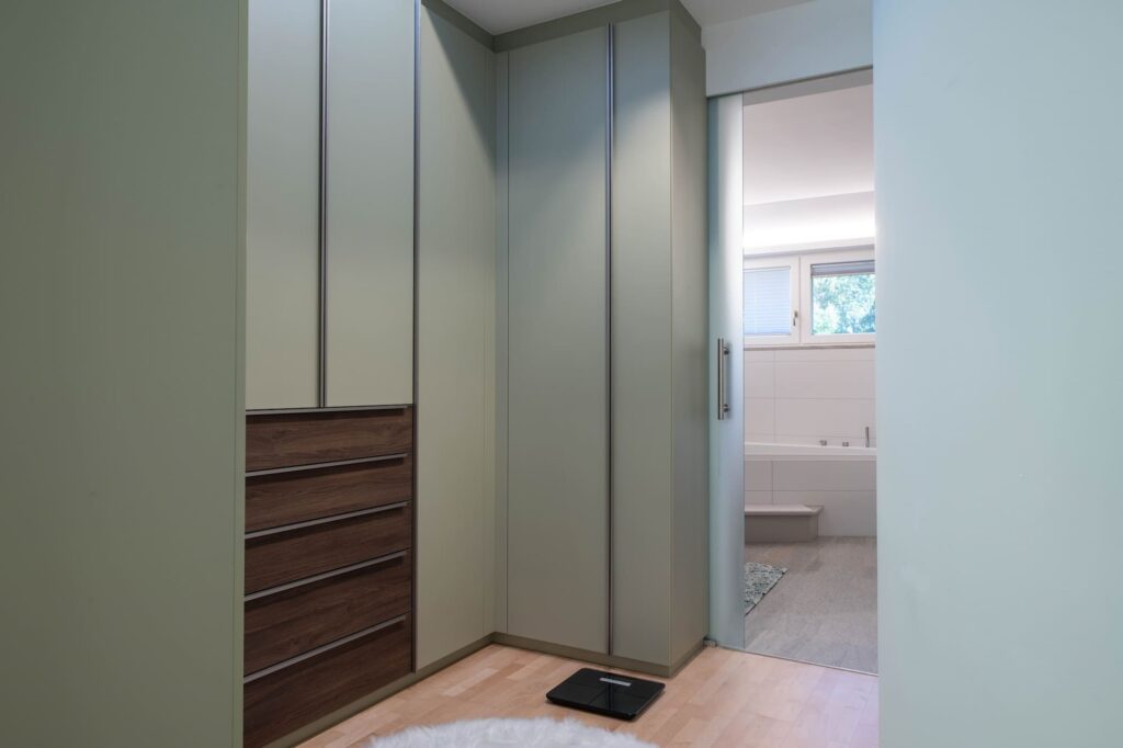 Ankleidezimmer mit Blick ins Badezimmer