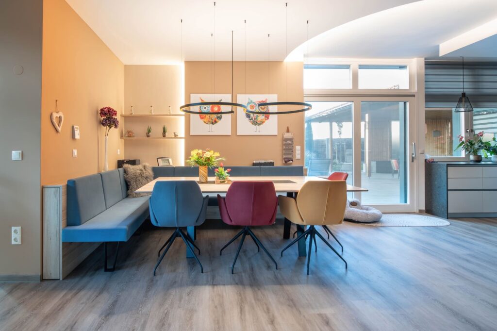 Farbenfroher Essbereich