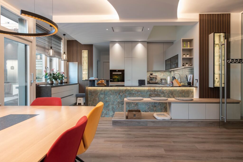 Farbenfrohe Küche mit Kücheninsel und Sitzbereich