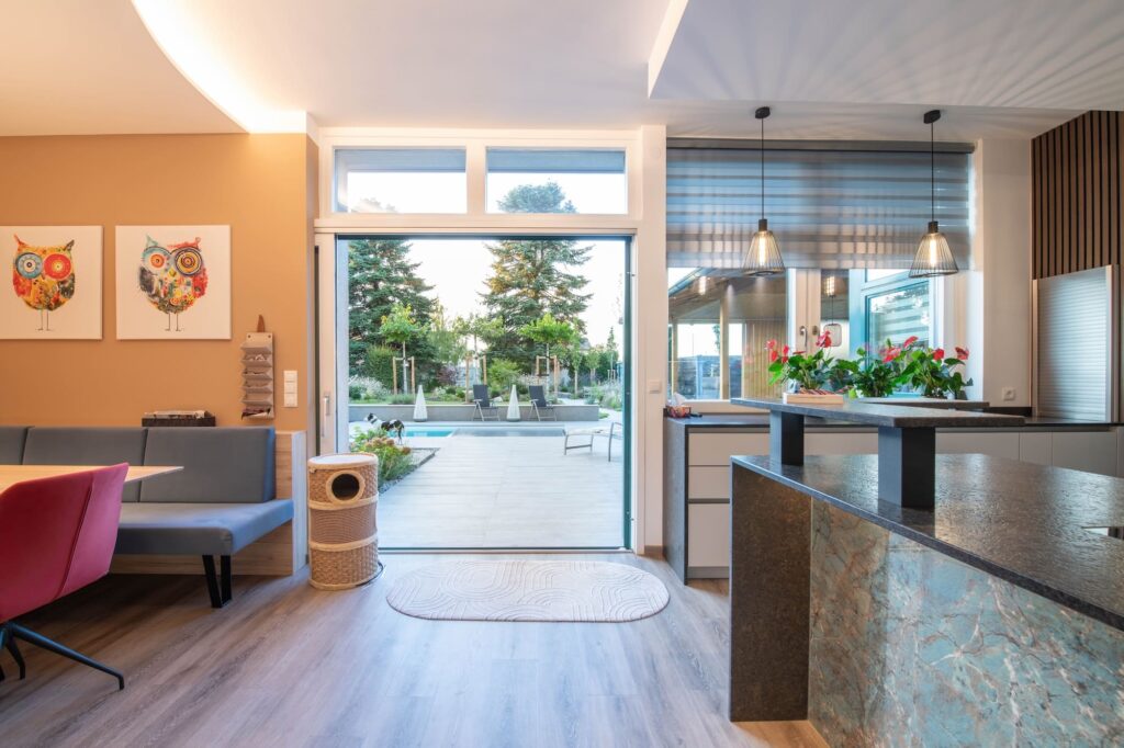 Blick nach draußen vom Essbereich