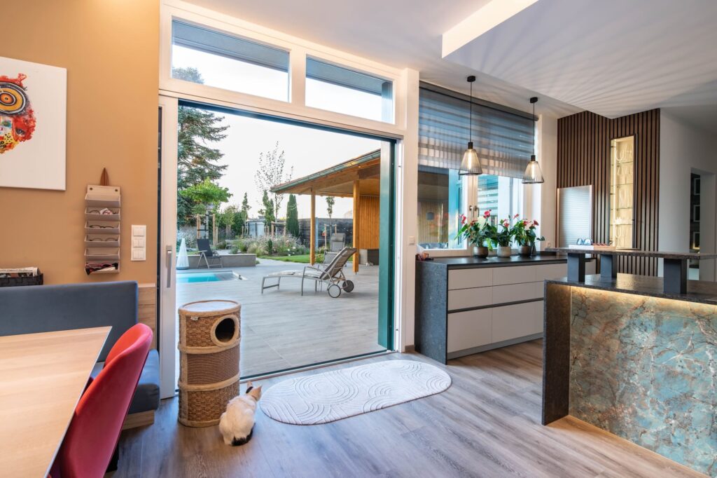 Blick nach draußen vom Essbereich