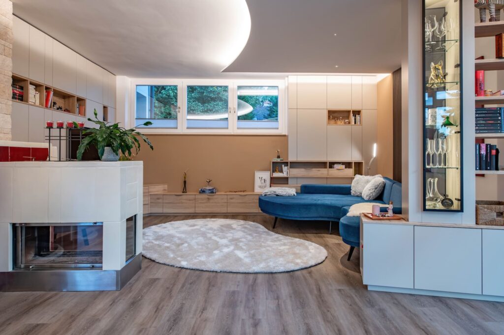 Großzügiges Wohnzimmer mit abgestimmten Lichtkonzept und Kamin