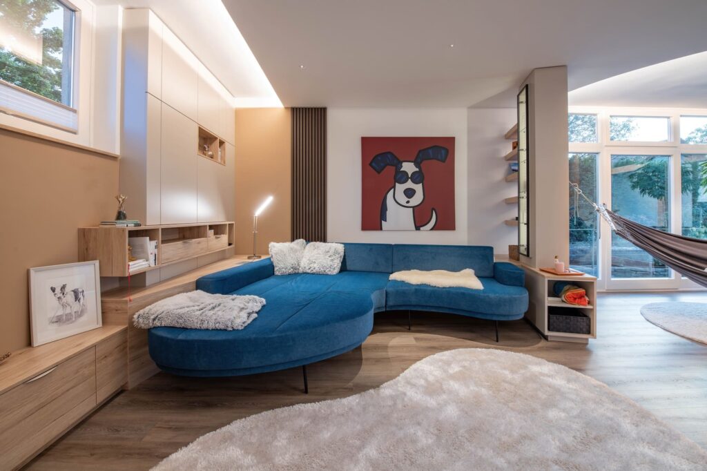 Großzügiges Wohnzimmer mit großer Couch