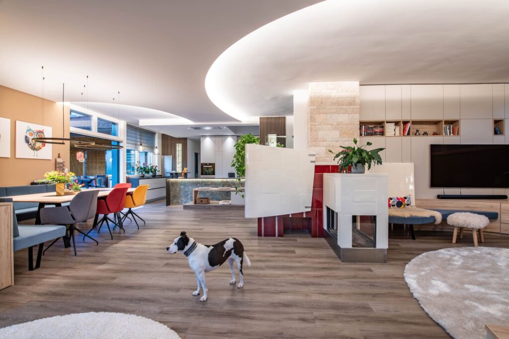 Großzügiger Wohnzimmer, Ess- und Wohnbereich mit abgestimmten Lichtkonzept und Kamin