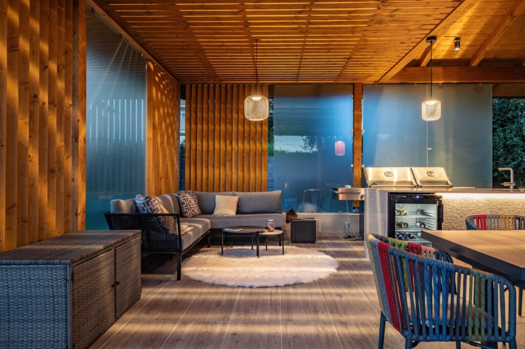 Außenbereich mit Outdoorküche, Ess- & Chill-Area