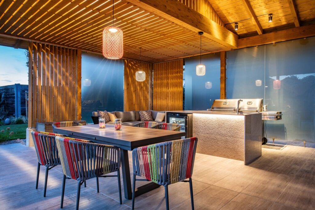 Außenbereich mit Outdoorküche, Ess- & Chill-Area