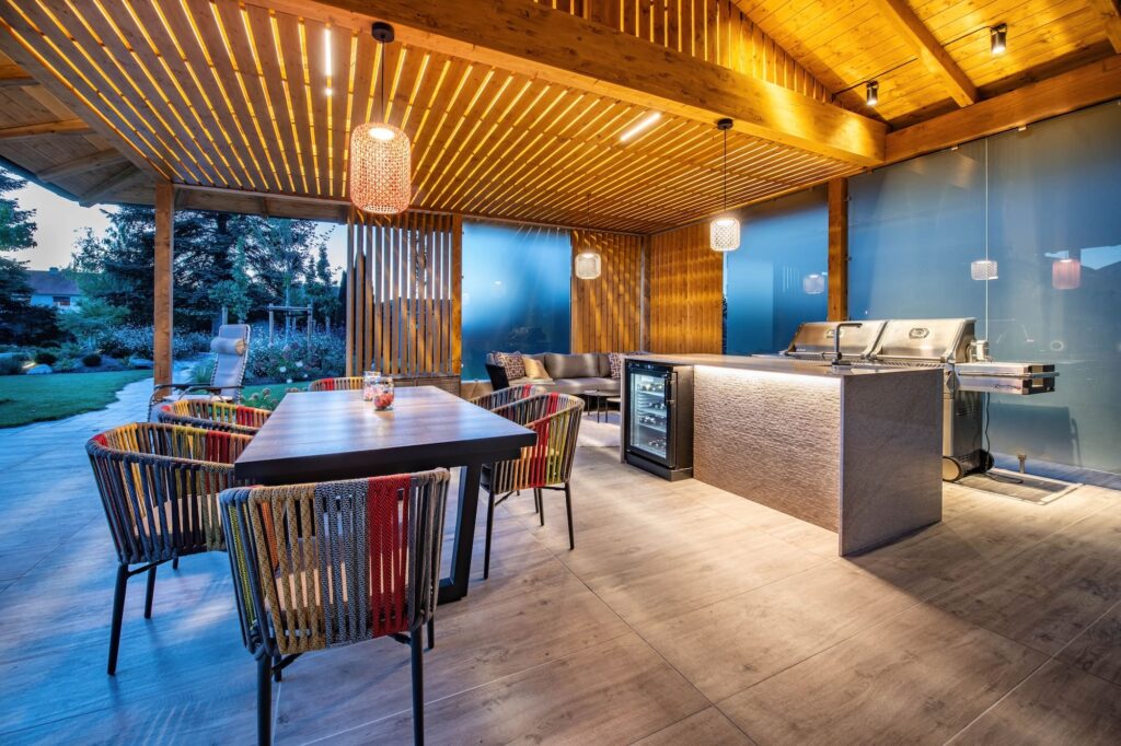 Außenbereich mit Outdoorküche, Ess- & Chill-Area