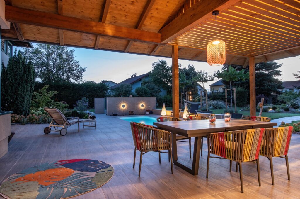 Außenbereich mit Outdoorküche, Ess- & Chill-Area