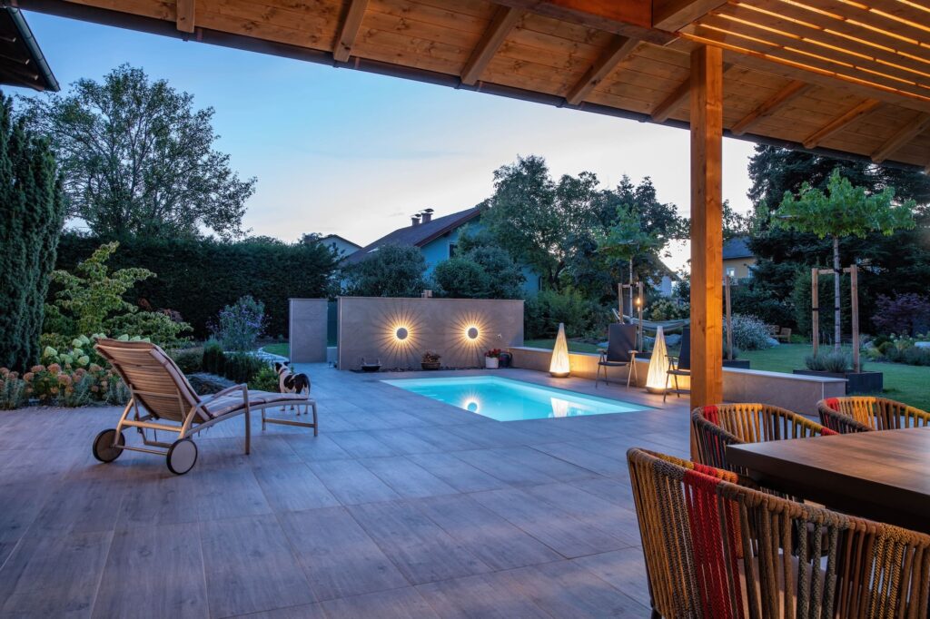 Blick vom Wintergarten auf das Pool