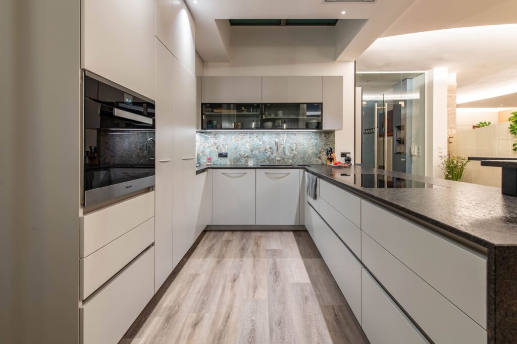 neue, moderne Küche mit großer Kücheninsel