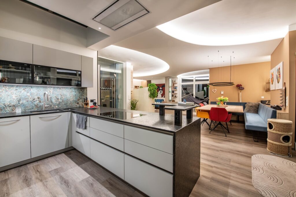 neue, moderne Küche mit großer Kücheninsel