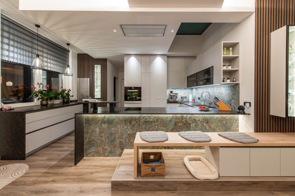 neue, moderne Küche mit großer Kücheninsel