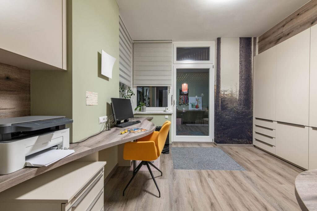 Heim-Büro mit viel Stauraum