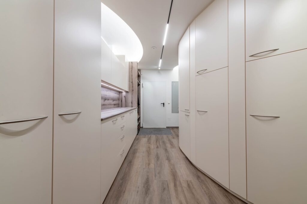 exklusives Ankleidezimmer mit indirekter Beleuchtung