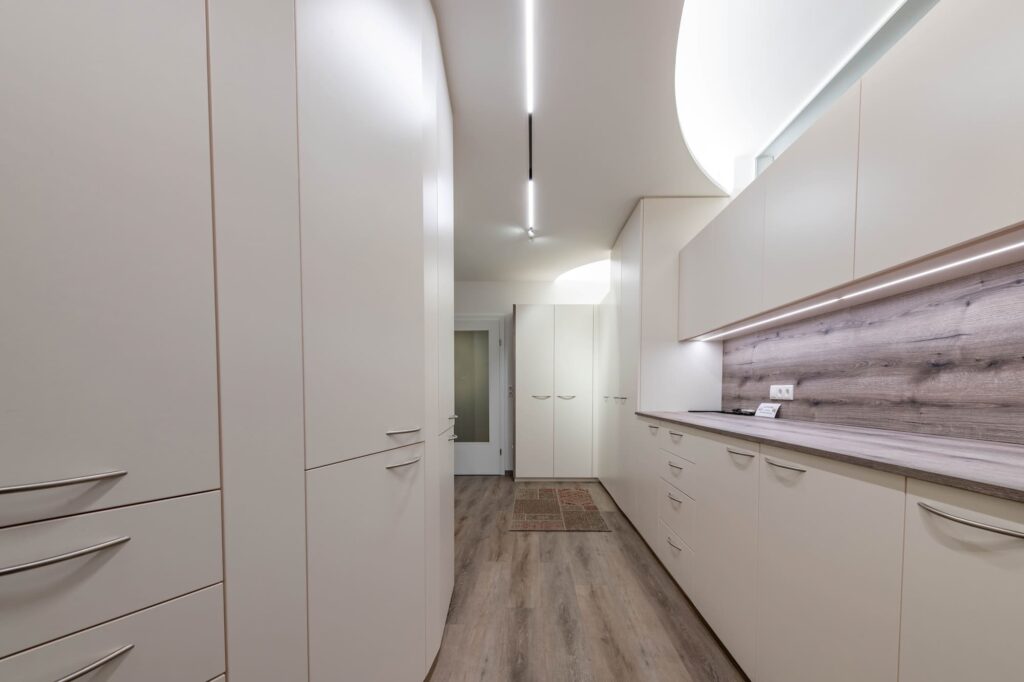 exklusives Ankleidezimmer mit indirekter Beleuchtung