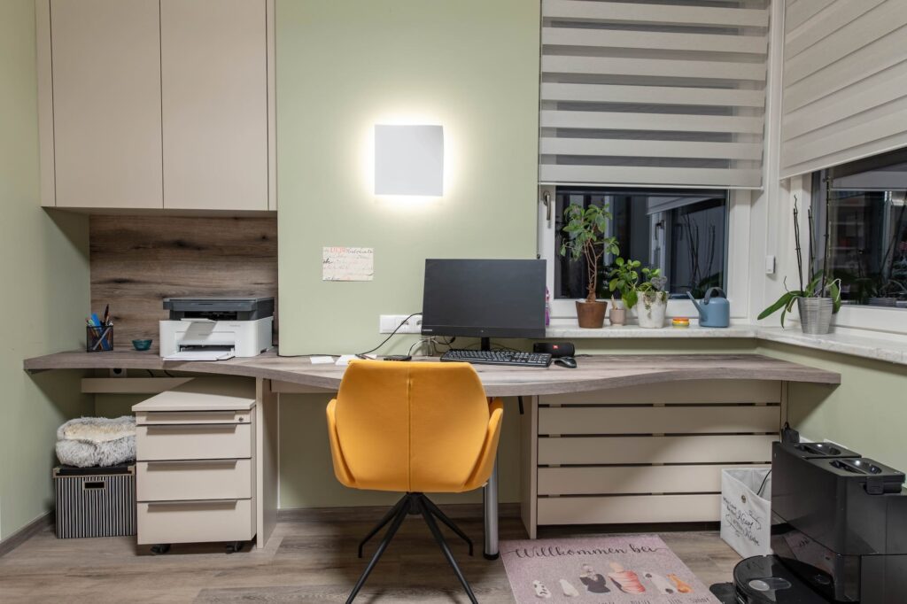Heim-Büro mit viel Stauraum
