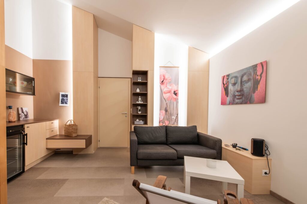 Heller Raum mit kleiner Küche und Couch