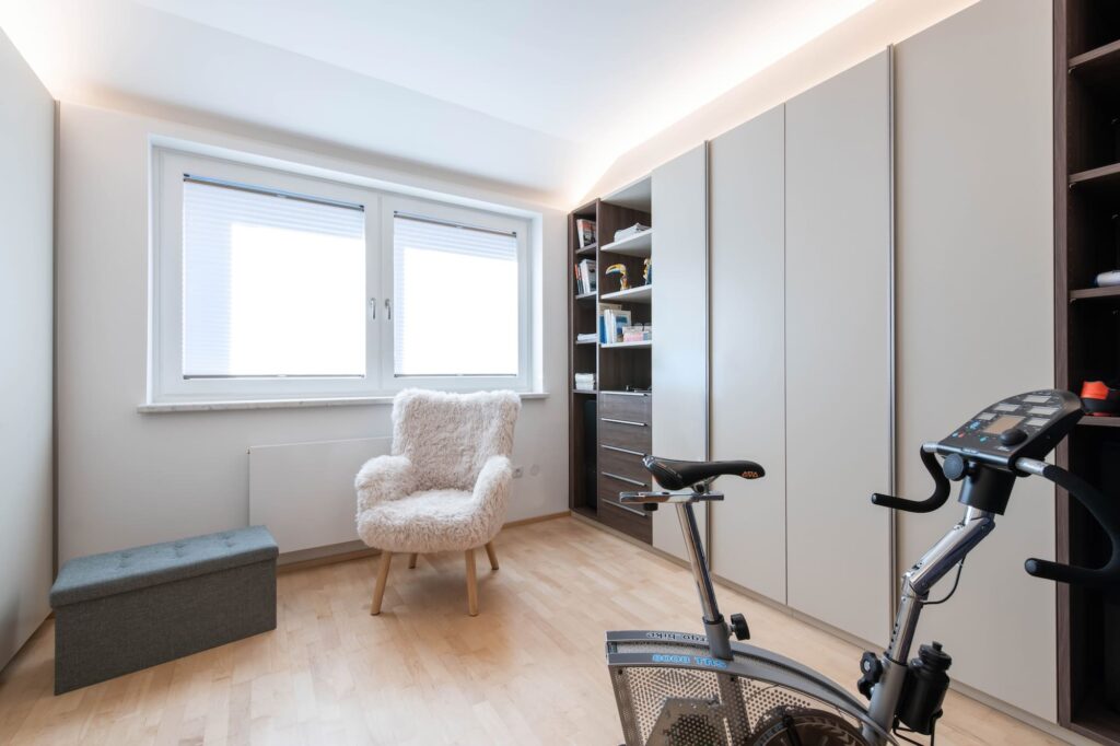 Sport- und Ankleidezimmer mit indirekter Beleuchtung