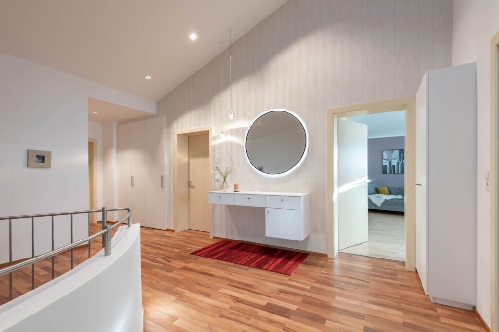 Heller Vorraum mit beleuchtetem Spiegel und Deckenspots