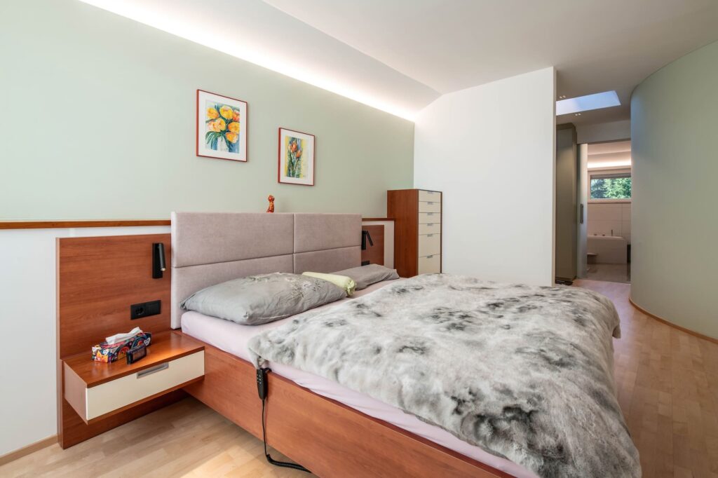Schlafzimmer mit Blick ins Ankleide- und Badezimmer