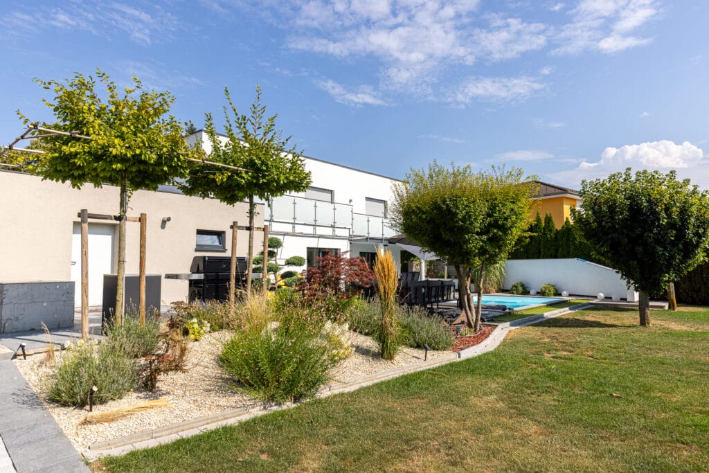Garten mit Poollandschaft, Grill- und Loungebereich