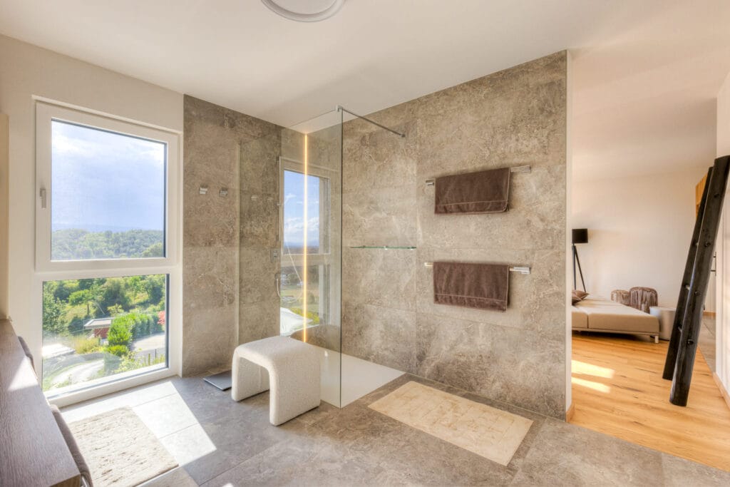 Badezimmer mit Blick in die Wellness-Oase