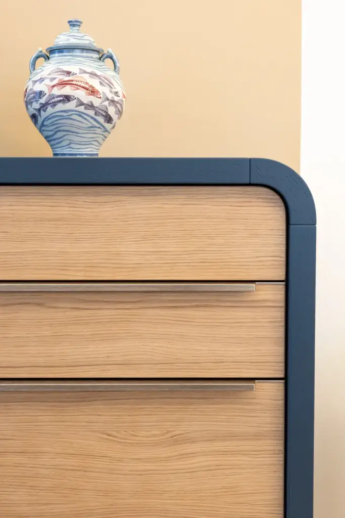 Möbelstück in einem japanisch-modernem Stil in Niederöstereich