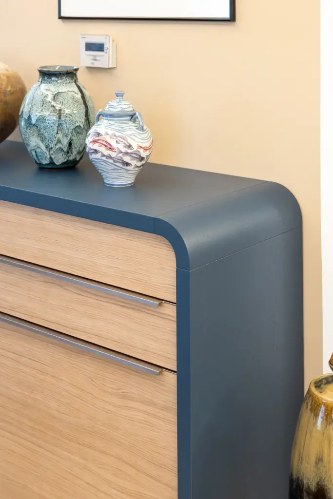 Möbelstück in einem japanisch-modernem Stil in Niederöstereich