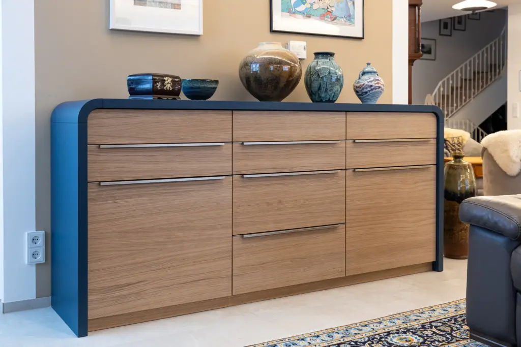 Exklusives Möbel in einem japanisch-modernem Stil mit runden Ecken