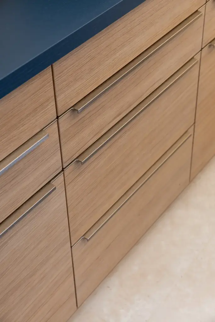 Exklusives Möbel in einem japanisch-modernem Stil mit runden Ecken