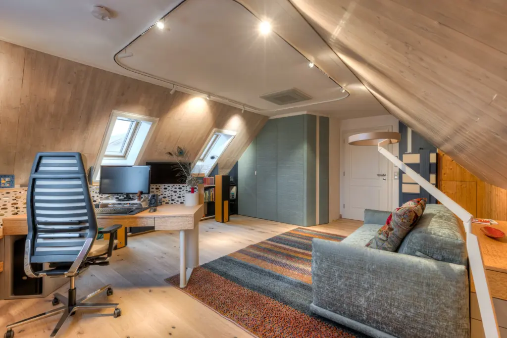 Umbau eines Dachbodens in ein modernes Büro und Herrenzimmer in Mödling