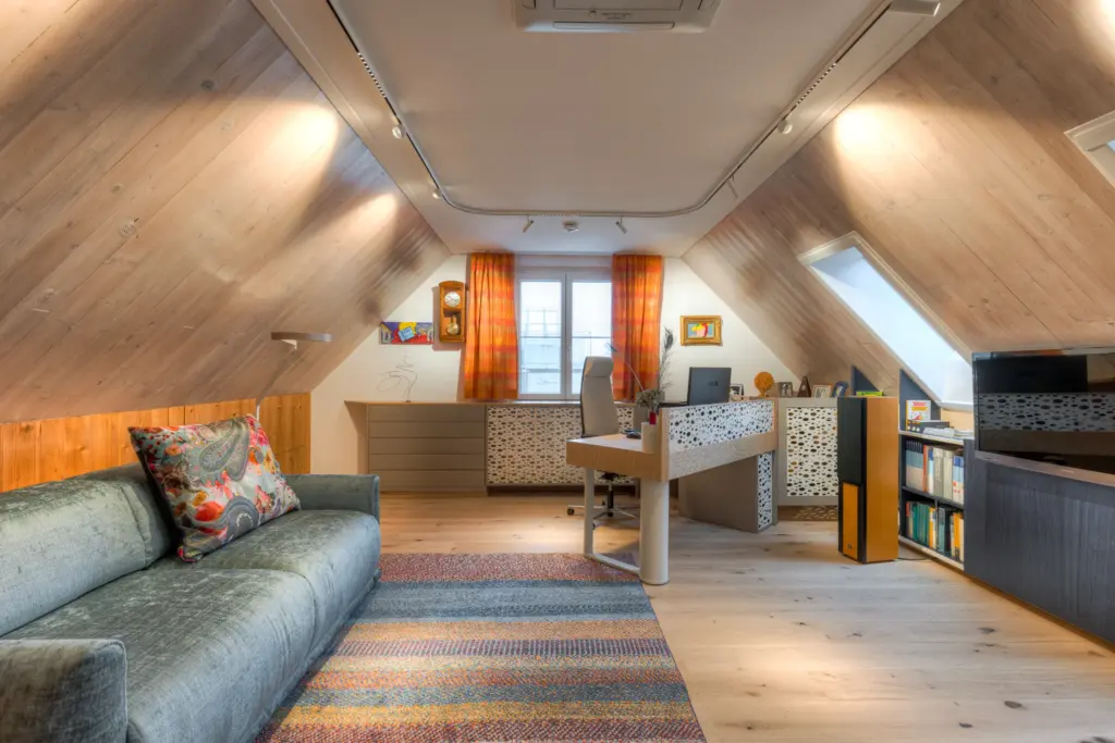 Umbau eines Dachbodens in ein modernes Büro und Herrenzimmer in Mödling