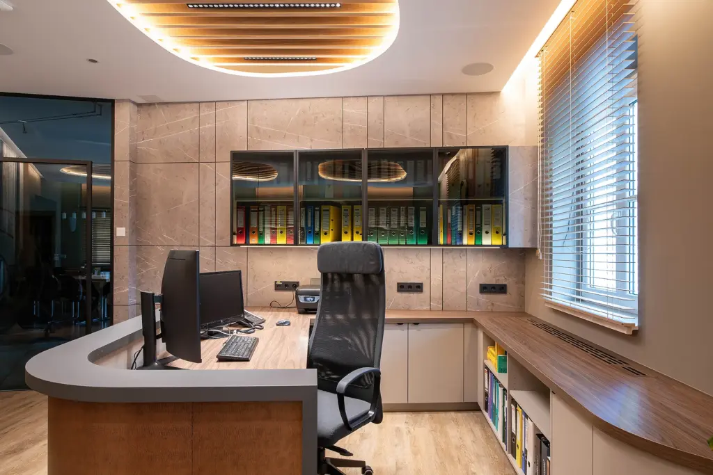modernes Büro und Arbeitsplätze mit Wohlfühlatmosphäre von Scheiter Holzhandwerk