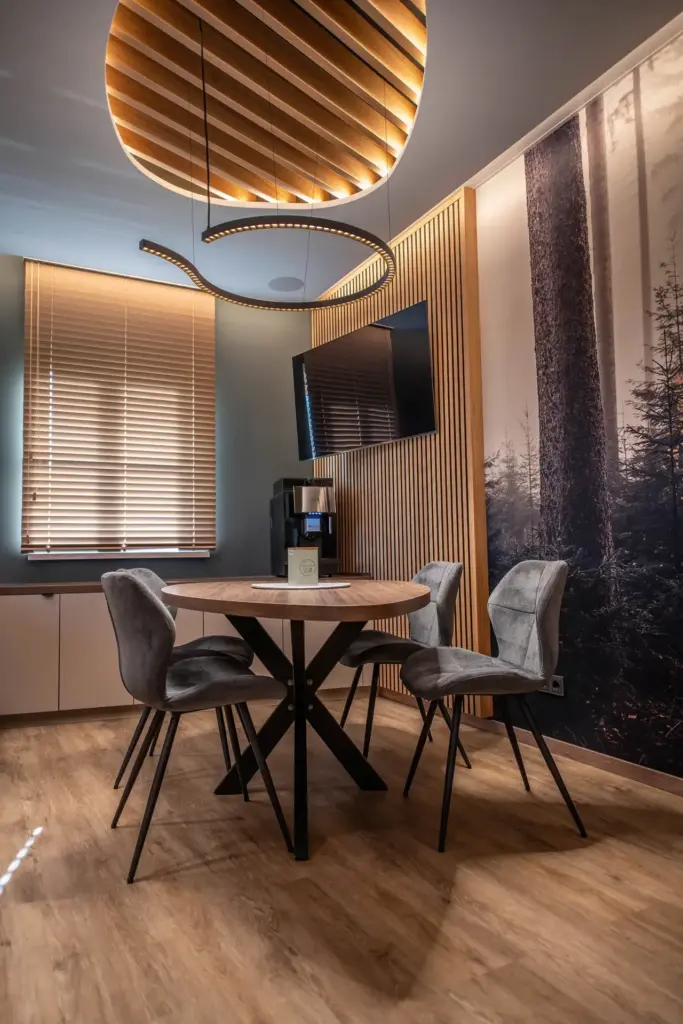modernes Büro und Arbeitsplätze mit Wohlfühlatmosphäre von Scheiter Holzhandwerk
