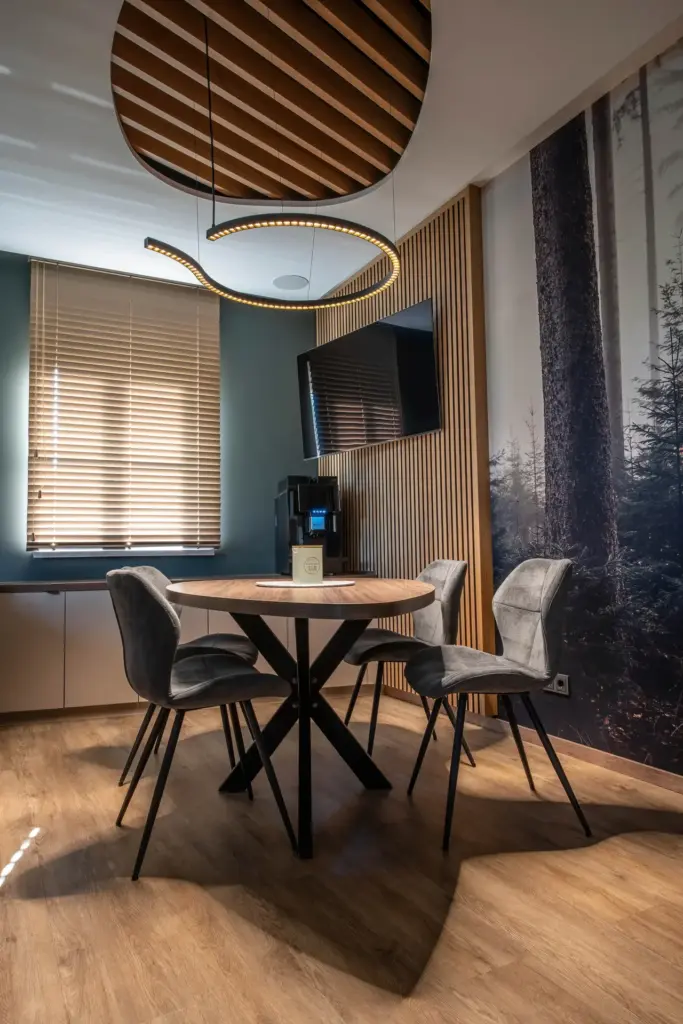 modernes Büro und Arbeitsplätze mit Wohlfühlatmosphäre von Scheiter Holzhandwerk