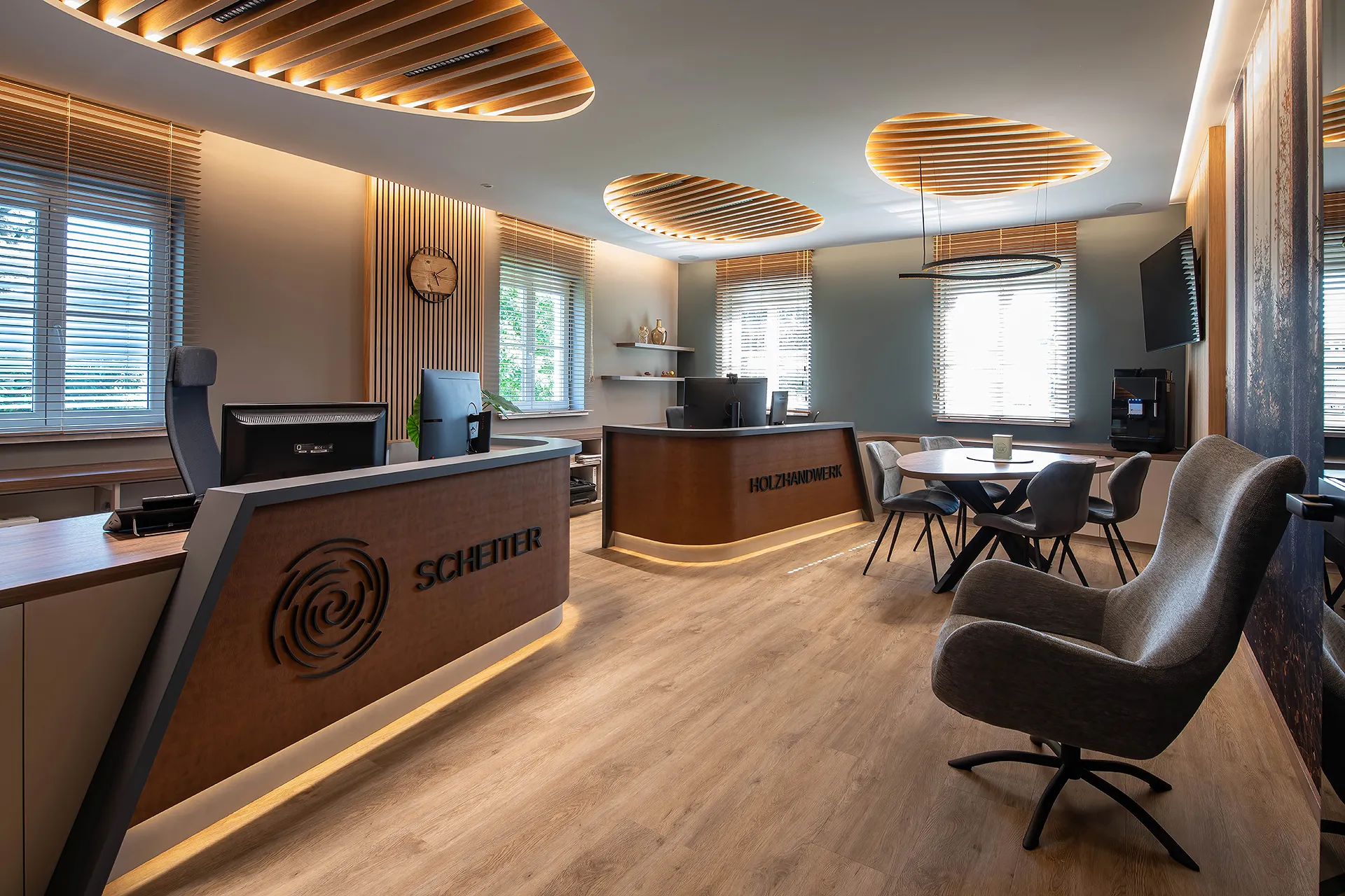 modernes Büro und Arbeitsplätze mit Wohlfühlatmosphäre von Scheiter Holzhandwerk