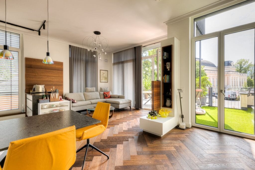 Blick ins Wohn-/Esszimmer mit großer Terrassentür und Blick auf den Balkon