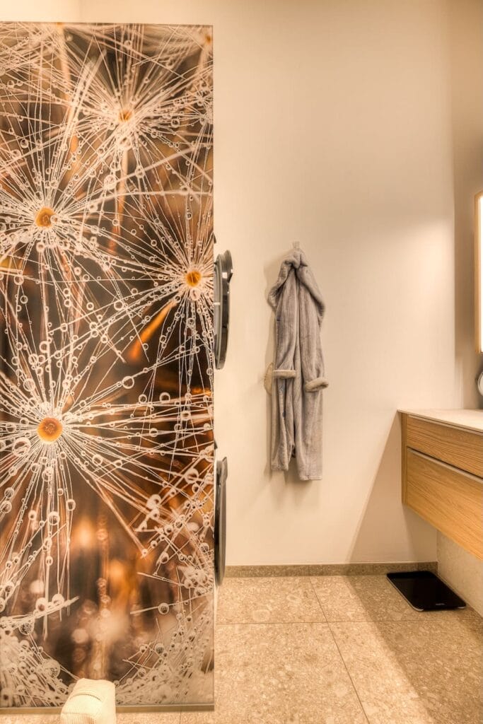 Motivglaswand als Raumtrenner im Badezimmer